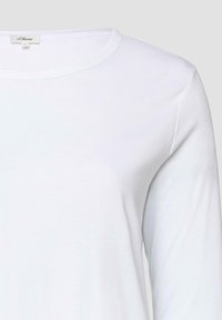 Weißes Langarmshirt mit Rundhalsausschnitt und sichtbaren Nähten an Schulter und Kragen, Markenetikett "s.Oliver" am Halsausschnitt.