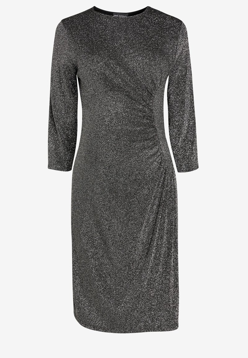 Robe noire pailletée, longueur genou, à manches longues et col rond. Présente des fronces sur les côtés pour la texture et la forme.