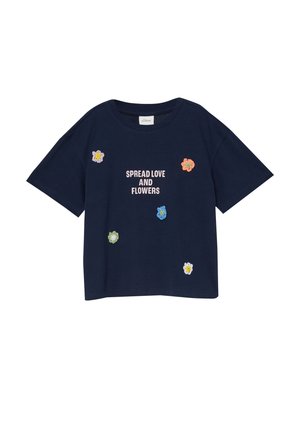 Granatowa koszula z krótkim rękawem z kolorową, haftowaną kwiatową dekoracją oraz napisem "ROZPRZESTRZENIAJ MIŁOŚĆ I KWIATY" umieszczonym na środku przodu.