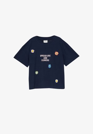 Donkerblauw shirt met korte mouwen, geborduurde kleurrijke bloemen en de tekst "SPREAD LOVE AND FLOWERS" gecentreerd aan de voorkant.