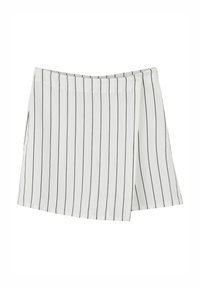 Witte shorts met verticale zwarte strepen, met een wikkelontwerp. Gemaakt van een gestructureerde stof met een gladde tailleband.