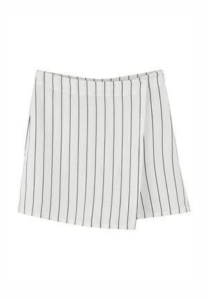 Shorts blancs avec des rayures verticales noires, présentant un design en portefeuille. Fabriqués dans un tissu texturé avec une taille lisse.