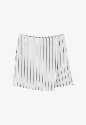 Shorts blancs avec des rayures verticales noires, présentant un design en portefeuille. Fabriqués dans un tissu texturé avec une taille lisse.