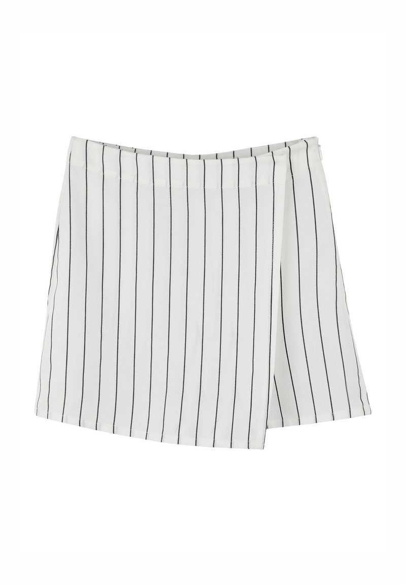 Witte shorts met verticale zwarte strepen, met een wikkelontwerp. Gemaakt van een gestructureerde stof met een gladde tailleband.
