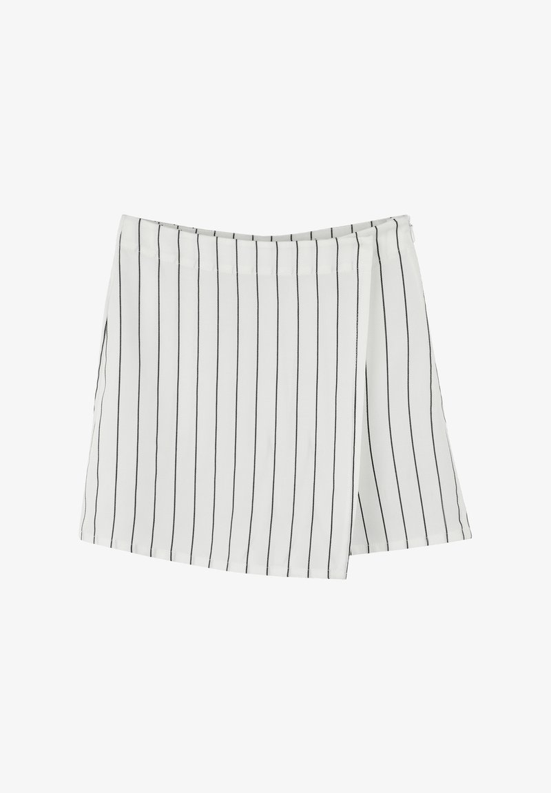 Witte shorts met verticale zwarte strepen, met een wikkelontwerp. Gemaakt van een gestructureerde stof met een gladde tailleband.