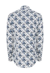 Koszula z długim rękawem w białej tkaninie z niebieskim kwiatowym wzorem. Posiada klasyczny kołnierz oraz zaokrąglony dół, z teksturowanym wykończeniem.
