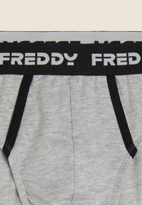 Slip di cotone grigi con fascia elastica nera in vita. Logo "FREDDY" bianco sulla fascia, con cuciture a contrasto e dettaglio tasca.