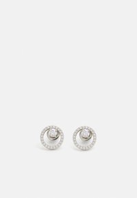 Orecchini a cerchio in argento con un cristallo centrale prominente circondato da un anello di piccoli cristalli trasparenti. Finitura liscia.