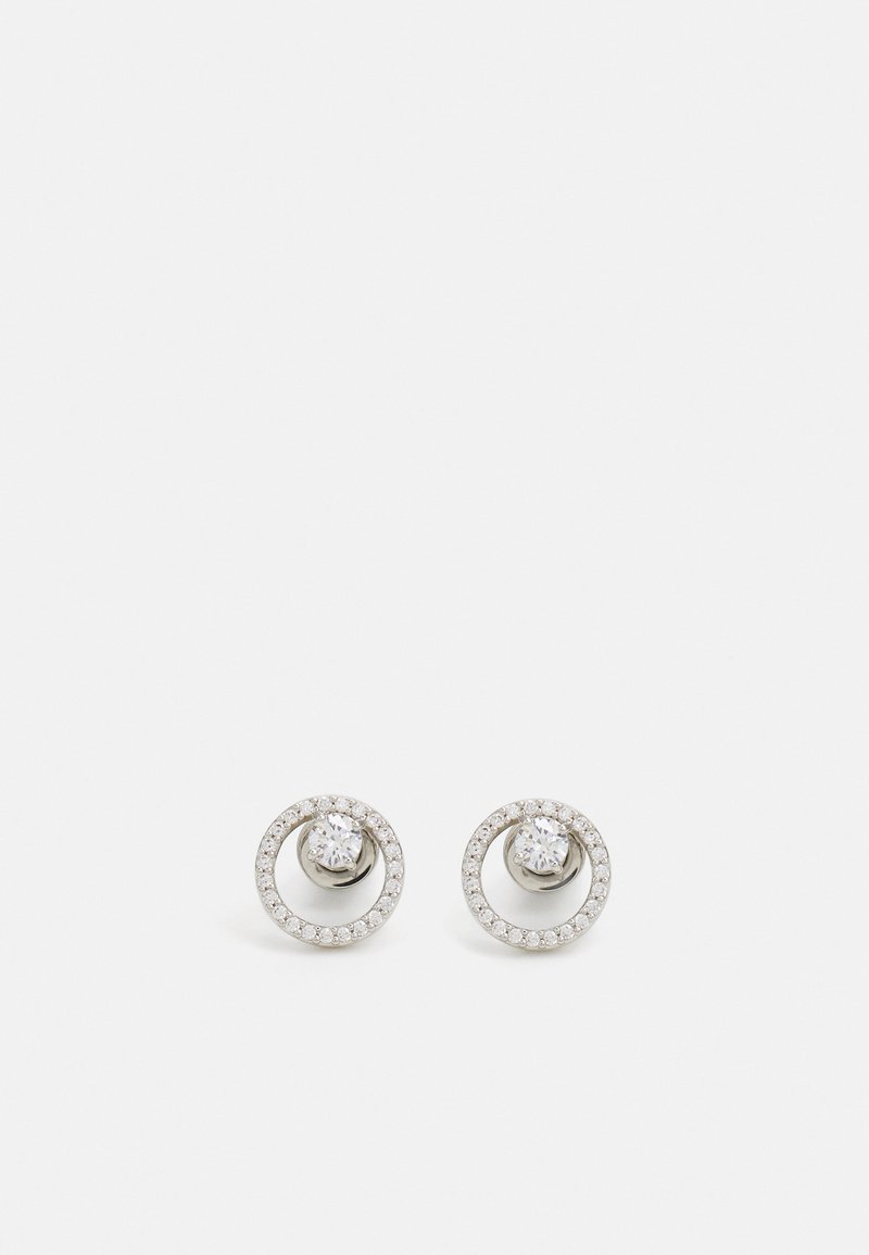 Orecchini a cerchio in argento con un cristallo centrale prominente circondato da un anello di piccoli cristalli trasparenti. Finitura liscia.