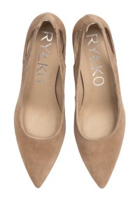 Beige mokkanahkasaapikkaat, joissa on terävät varpaat ja leikkuureunat sivuilla. Sisältä löytyy sileä beige vuori ja hopea logo.
