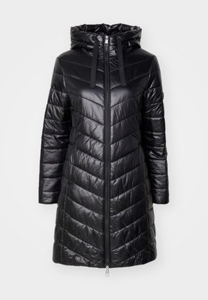 Schwarzer gesteppter langer Steppmantel mit Kapuze, Frontreißverschluss und Kordelzügen, mit Chevron-Steppmuster am Körper und horizontaler Steppung an den Ärmeln.