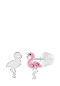 Roze flamingo stud oorbellen met zilveren metalen accenten. De ene oorbel heeft roze emaille en rhinestones; de andere is een eenvoudig outline ontwerp.