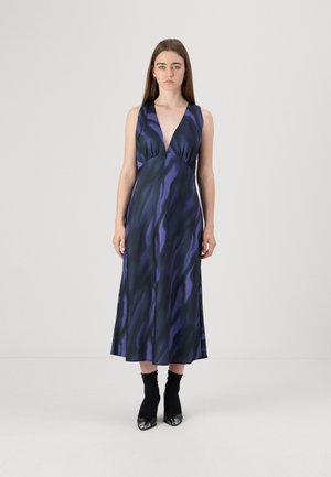 Mouwloze maxi-jurk in donkerblauw met paarse golfpatronen. Diepe V-halslijn, vloeiende stof en een soepele textuur.
