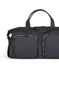 Svart duffelväska med dubbla framtida blixtlåsfickor och vit branding, slät textur och dubbla handtag. Blixtlåsförsedd huvudfack upptill.