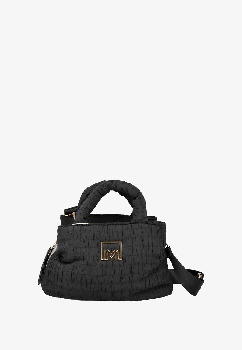 Bolso de tela negra con una superficie texturizada, dos asas, correa desmontable y una placa de logo dorada en el frente. Cierre de cremallera en la parte superior.