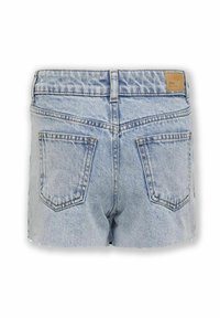 Shorts di denim blu chiaro con orlo sfilacciato. Presenta due tasche posteriori e un'etichetta beige in vita. Taglio classico e design casual.