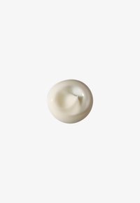Una noce liscia di crema bianca con una punta, centrata su uno sfondo bianco semplice.