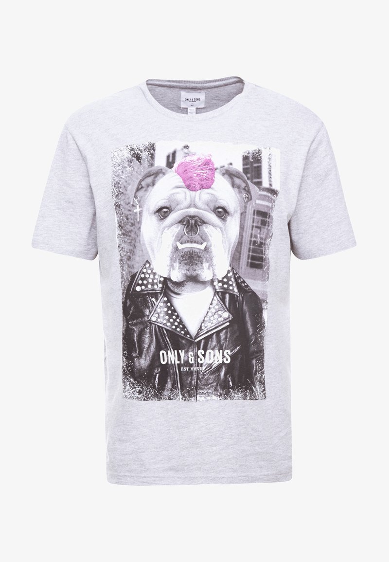 T-shirt gris à manches courtes avec un graphisme imprimé d'un bulldog portant une veste en cuir et une mèche rose. Logo "ONLY & SONS" en bas.