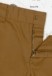 Pantaloni slim fit in tessuto marrone, con patta zip e inserto metallico, e una cintura liscia con dettagli di cucitura.