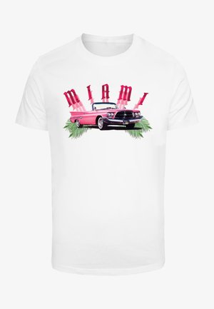 Witte T-shirt met een vintage roze cabriolet, "MIAMI" in vetrode letters en groene palmbladeren als decoratieve accenten.