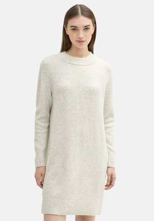 Hellgraues Strickkleid mit langen Ärmeln und hohem Kragen. Weiche Textur und gerippte Akzente an den Bündchen und dem Saum. Lockere Passform.