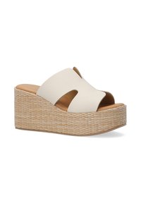 Bílé kožené sandály na wedges s otevřenou špičkou, zdobené výřezovým detailem a pleteným slaměným podkladem pro zvýšení výšky a textury.