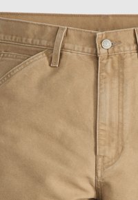 Khaki bombažne hlače s gladko teksturo, z zapiranjem na gumbe spredaj, zankami za pas in ravnim sprednjim delom.