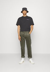 Wrangler TEXAS - Hlače - dusty olive