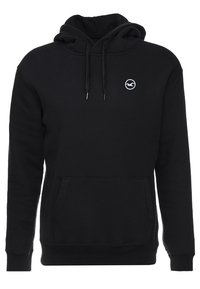 Sudadera con capucha negra hecha de tejido suave, que cuenta con un bolsillo canguro y un pequeño logo blanco en el pecho. Los cordones completan el diseño.