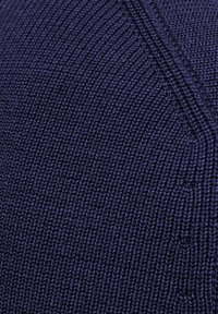 Ciemnofioletowa dzianina o prążkowanej fakturze; posiada ukośne szwy i jednolity wzór na całej powierzchni.