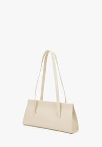 Beige Handtasche mit rechteckiger Form, aus glattem Leder. Verfügt über zwei lange, flache Griffe und minimales Zubehör für ein sauberes Design.