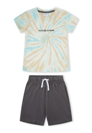 Camiseta de manga corta tie-dye con texto "FUTURE IS NOW" en negro, combinada con pantalones cortos de cintura elástica gris oscuro con cordón blanco.