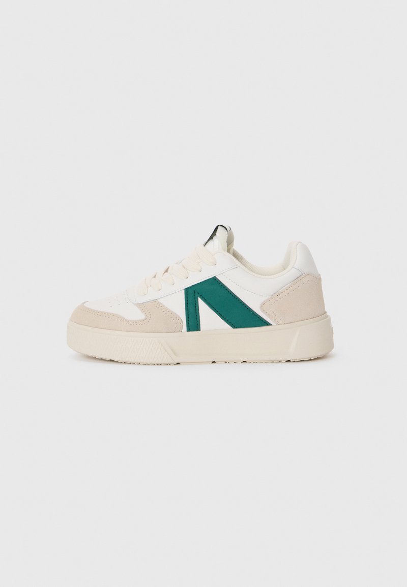 Sneaker bianca e beige con suola in gomma, caratterizzata da un'accento di design teal, texture lisce e scamosciate, e lacci rotondi.