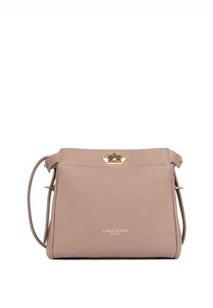 Beige leren Lancaster Paris crossbodytas met goudkleurige draaiknopsluiting en verstelbare band, korrelige structuur, rechthoekige vorm.