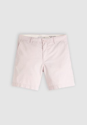 Világos rózsaszín férfi chino rövidnadrág övhurkokkal, elülső zsebekkel és gombos rögzítéssel, semleges háttéren lefektetve.
