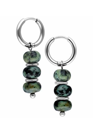 Silberne Creolen mit drei übereinandergestapelten grünen und schwarzen marmorierten Perlen, die durch kleine Silberringe auf jedem Creolenpaar getrennt sind.
