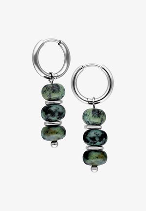 Silberne Creolen mit drei übereinandergestapelten grünen und schwarzen marmorierten Perlen, die durch kleine Silberringe auf jedem Creolenpaar getrennt sind.