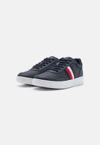 Tommy Hilfiger BASKET CORE LITE granatowy