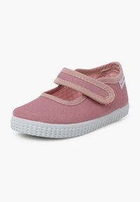 Zapatilla de lona rosa con correa de Velcro, puntera redondeada y suela de goma blanca con textura antideslizante. Forrada con un patrón de cuadros.