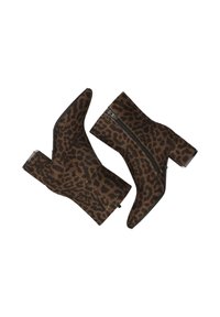 Botas de tobillo de leopardo en ante marrón y negro, con puntera puntiaguda y tacón grueso, y detalle de cremallera lateral.