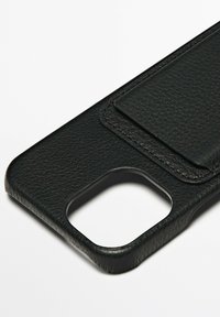 Custodia per telefono nera in pelle testurizzata, con una tasca porta carte sul retro. Bordi arrotondati e area aperta per la fotocamera.