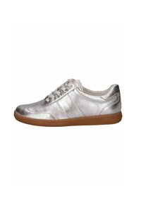 Sneaker metallici argento con tomaia in pelle texturizzata, tre righe cucite, lacci piatti e suola in gomma marrone. Design con punta arrotondata.