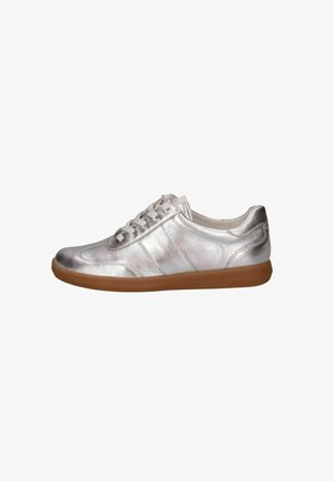 Metalen zilveren sneakers met een bovenwerk van textuurleer, drie gestikte strepen, platte veters en een rubberen bruine zool. Rond afgeronde neus.