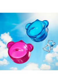 Dos recipientes con forma de oso, uno rosa y uno azul, hechos de plástico transparente, con orejas redondeadas y una pequeña apertura en la parte superior.