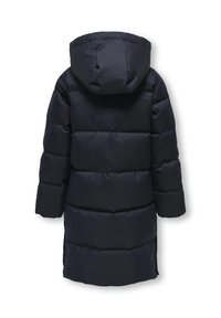 Mornarsko modra puhovka z kapuco, z prešitim vzorcem in stranskimi žepi. Material je videti sijoč, silhueta pa sega do kolen.