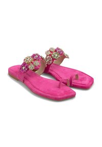 Sandali piatti in suede rosa con punta quadrata e un motivo floreale arricchito da strass multicolori sulle cinghie.