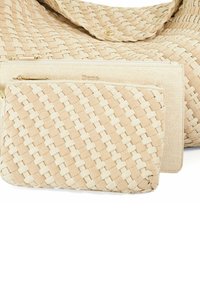 Geweven beige handtas met een lichtjes gestructureerde afwerking, vergezeld van een bijpassende ritszak en een kleinere platte pouch, allemaal in een lichte kleurstelling.