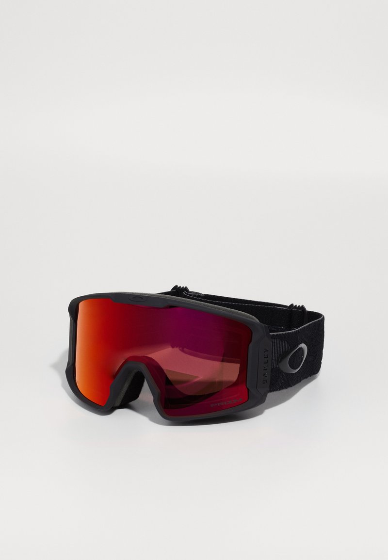 Ochelari de schi negri cu un lentilă mare roșie și violet, având o curea texturată neagră și logo-ul "Oakley" pe lateral.