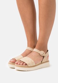 Tamaris Sandály na platformě - beige