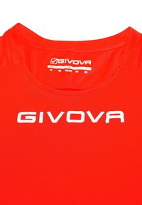 Rød atletisk skjorte med rund halslinje og hvid "GIVOVA" branding. Størrelsesmærket angiver M (US 46, UK 38/40). Glat, letvægtsstof.